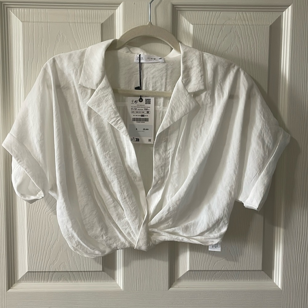 Girls Zara cropped, flowy knotted shirt.
